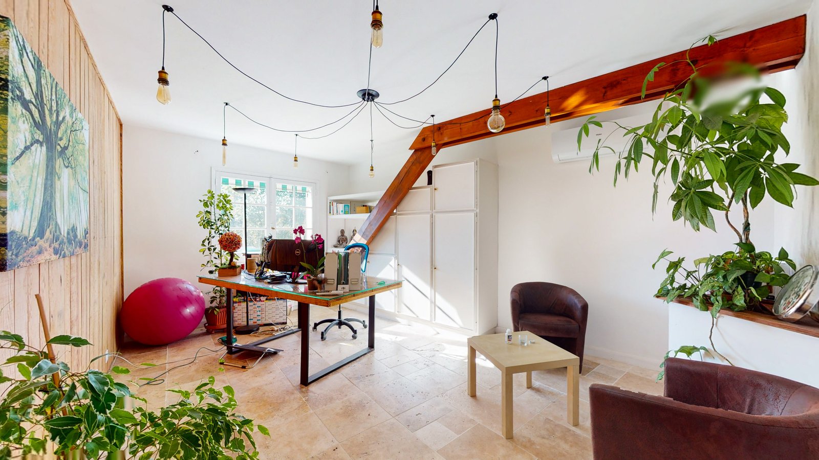 Bureau privé sous charpente